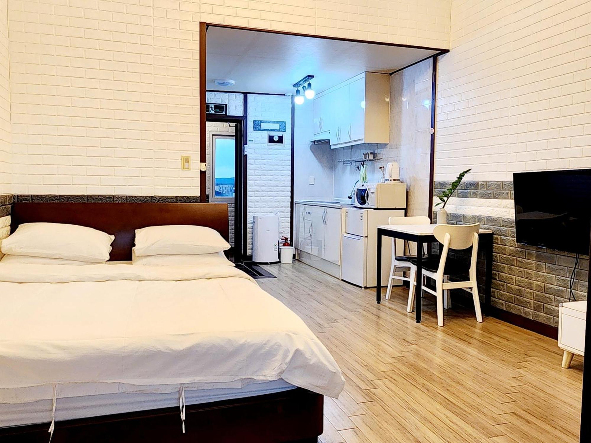 סאוגוויפו Pureun Jeju Pension מראה חיצוני תמונה