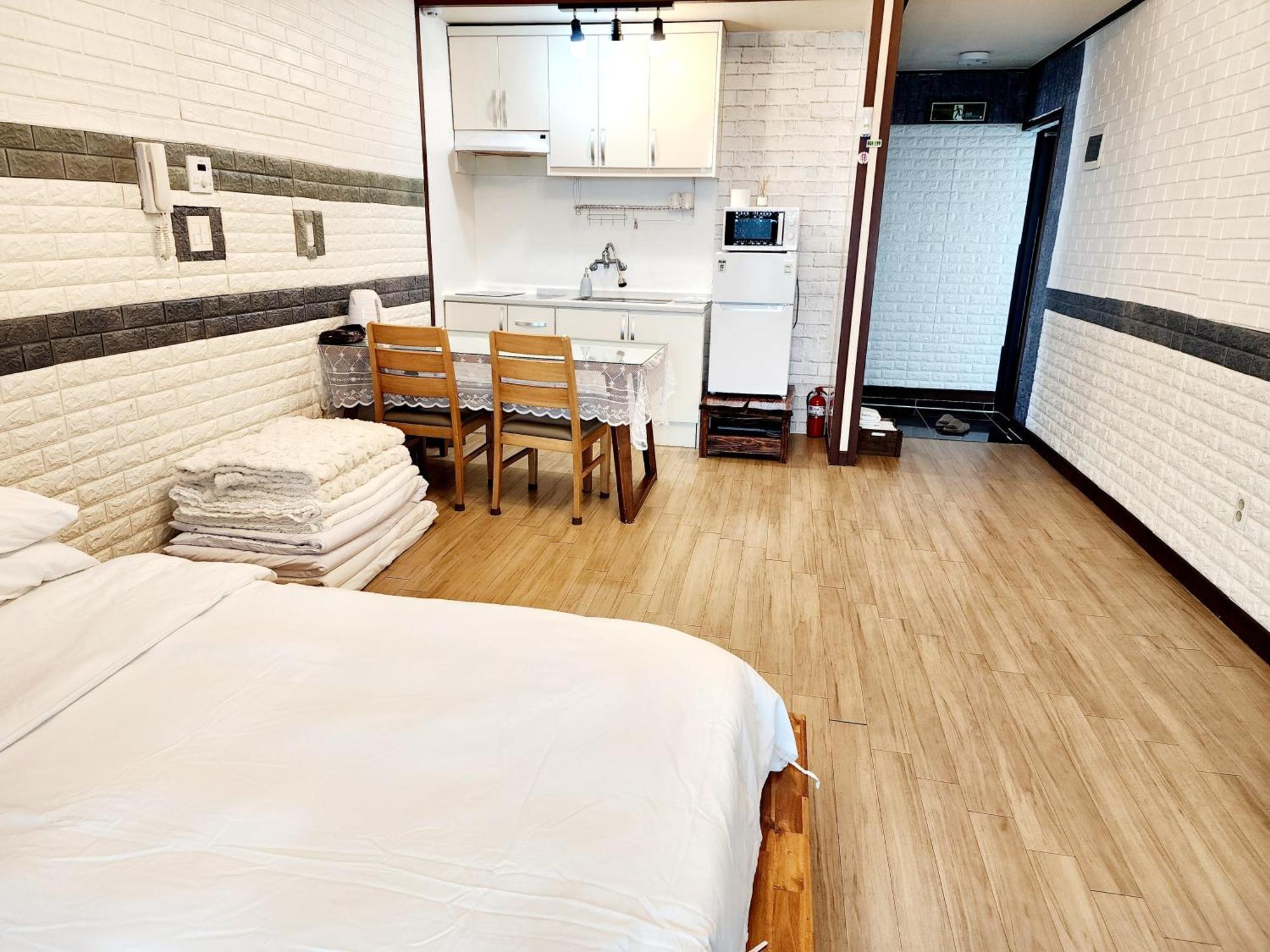 סאוגוויפו Pureun Jeju Pension חדר תמונה